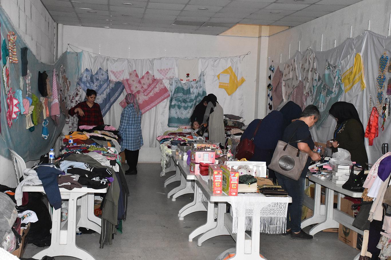 Adana’da MEKTEB-DER ihtiyaç sahibi öğrenciler yararına kermes düzenledi